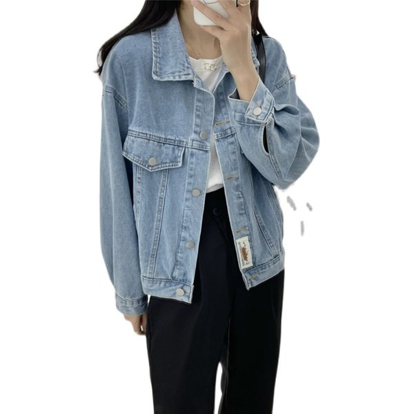 Női farmerdzseki zsebbel és gallérral