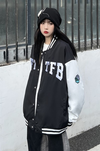 Sportos női őszi kabát gombokkal