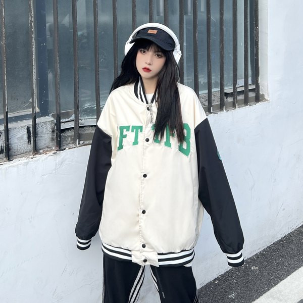 Sportos női őszi kabát gombokkal