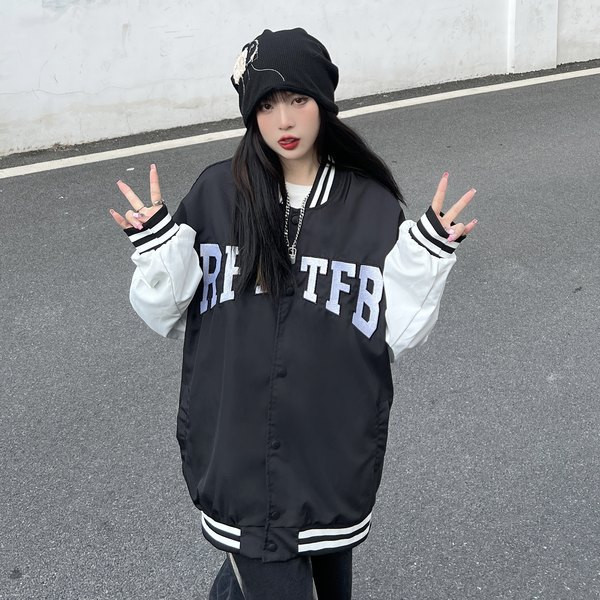 Sportos női őszi kabát gombokkal