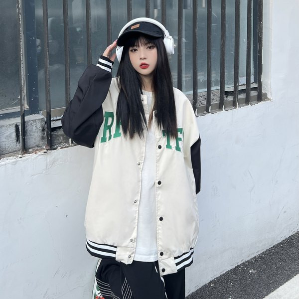 Sportos női őszi kabát gombokkal