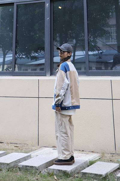 Őszi női kabát gombokkal és széles ujjú