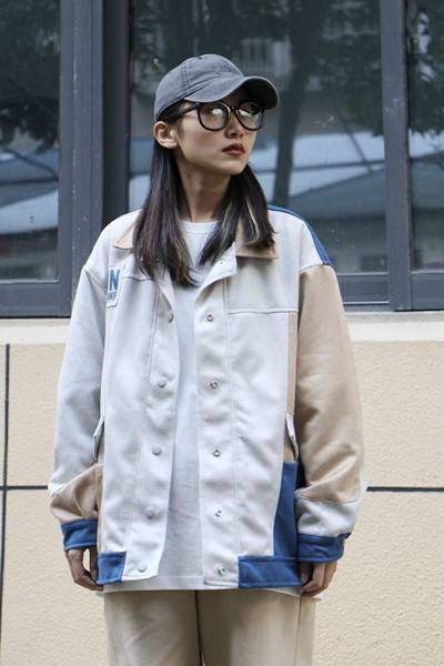 Őszi női kabát gombokkal és széles ujjú