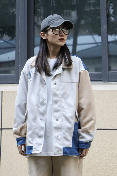 Őszi női kabát gombokkal és széles ujjú