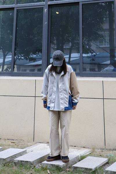 Őszi női kabát gombokkal és széles ujjú