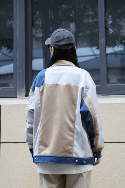 Őszi női kabát gombokkal és széles ujjú