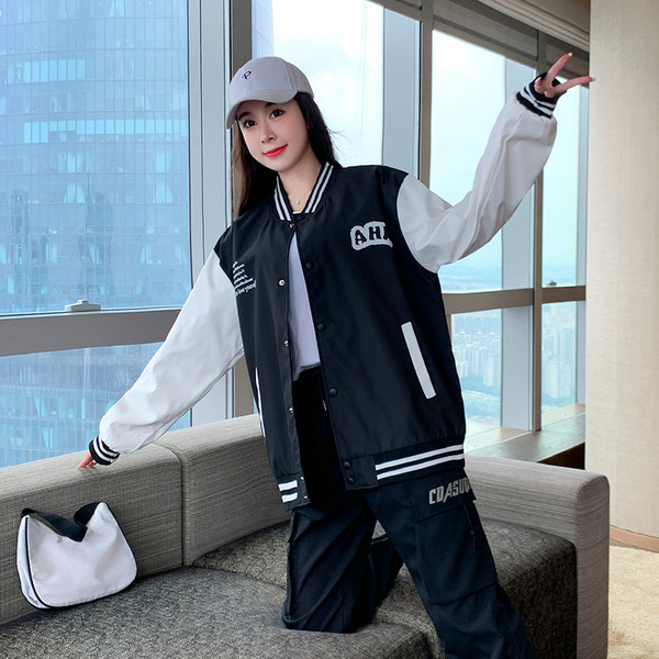 Ženska sportska jakna s gumbima i džepom