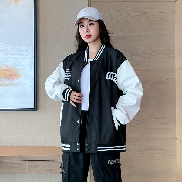 Ženska sportska jakna s gumbima i džepom