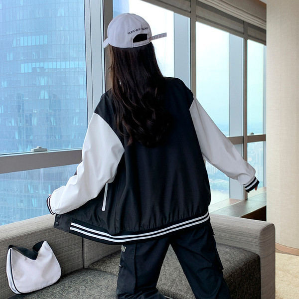 Ženska sportska jakna s gumbima i džepom