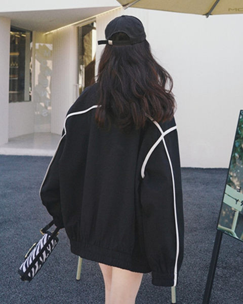 Juoda rudeninė moteriška striukė su kišene