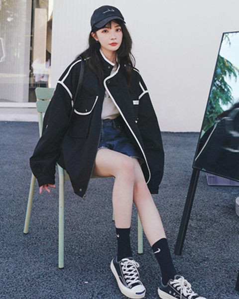 Juoda rudeninė moteriška striukė su kišene