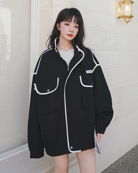 Juoda rudeninė moteriška striukė su kišene