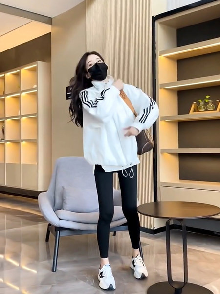 Női sportdzseki egy színben