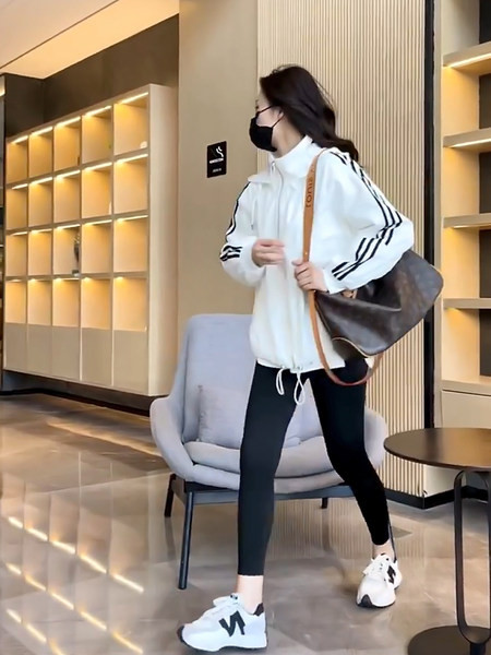 Női sportdzseki egy színben