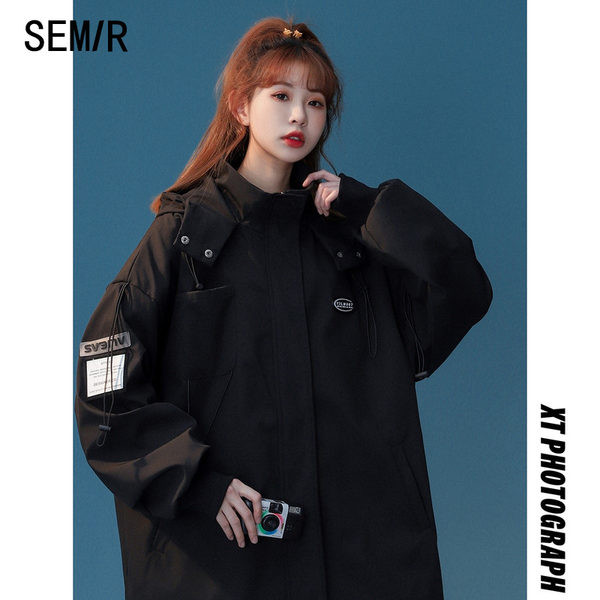 Alkalmi kabát magas gallérral és nyakkendővel