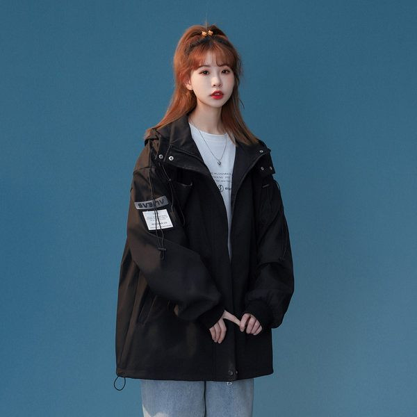 Alkalmi kabát magas gallérral és nyakkendővel