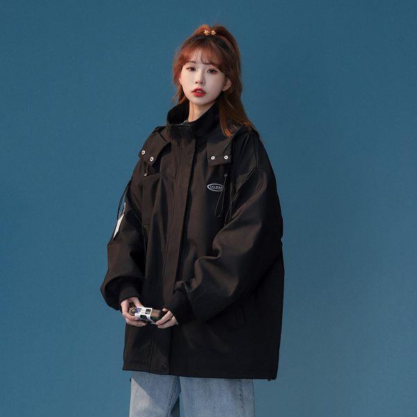 Alkalmi kabát magas gallérral és nyakkendővel