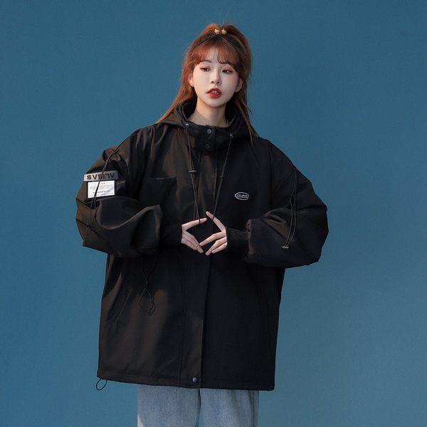 Alkalmi kabát magas gallérral és nyakkendővel