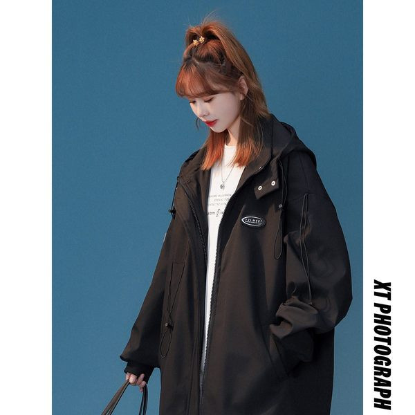 Alkalmi kabát magas gallérral és nyakkendővel