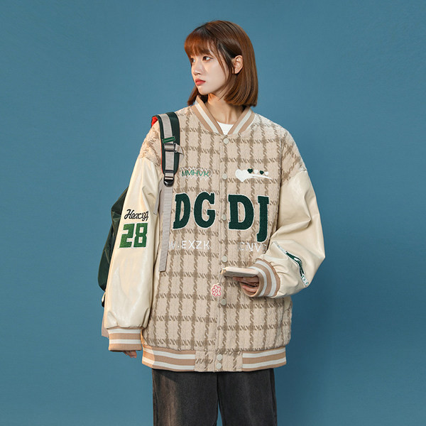 Sportdzseki dekoratív nyomattal és gombokkal