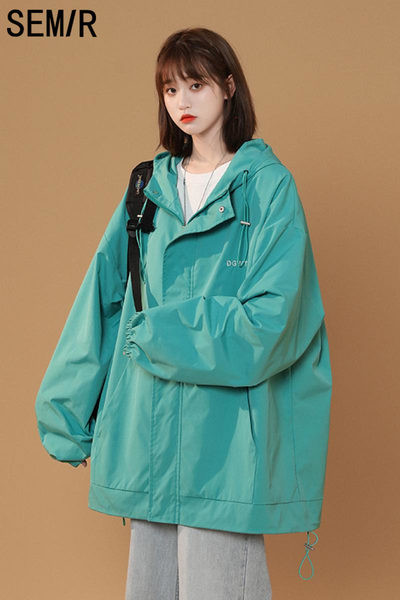 Sportos őszi kabát kapucnival