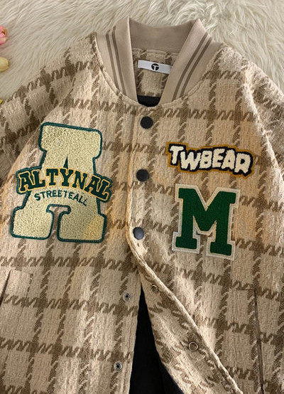 Női őszi kabát feliratokkal és gombokkal