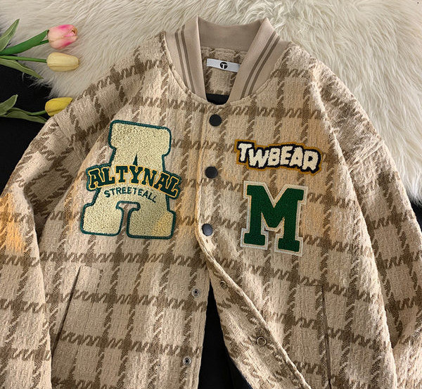 Női őszi kabát feliratokkal és gombokkal