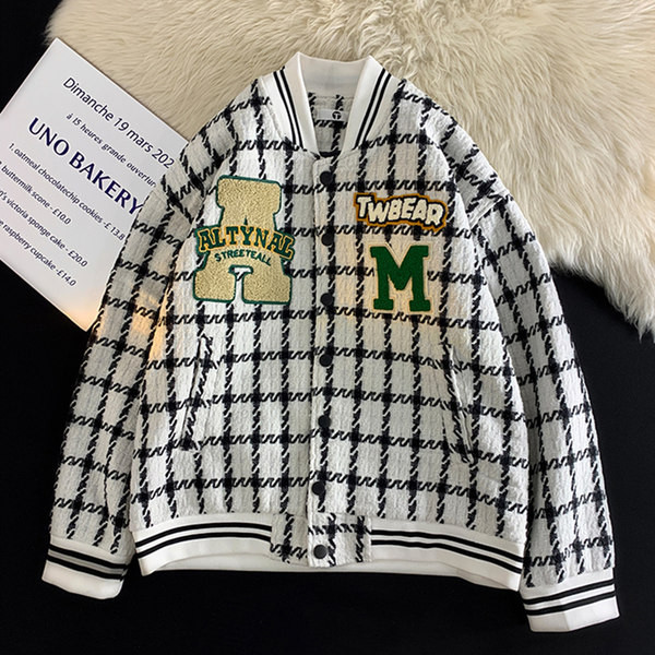 Női őszi kabát feliratokkal és gombokkal