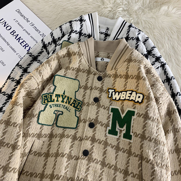 Női őszi kabát feliratokkal és gombokkal