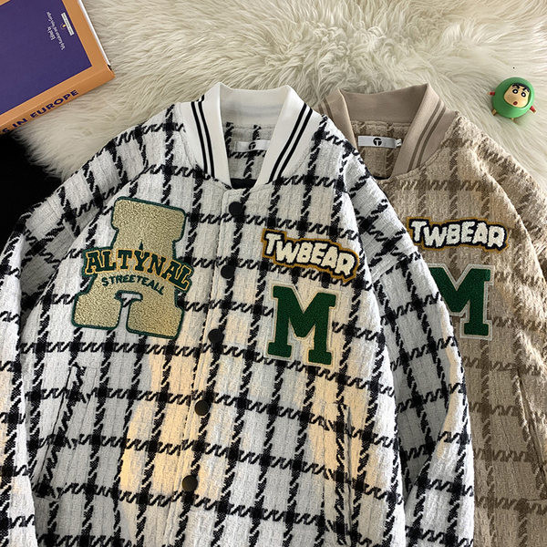 Női őszi kabát feliratokkal és gombokkal