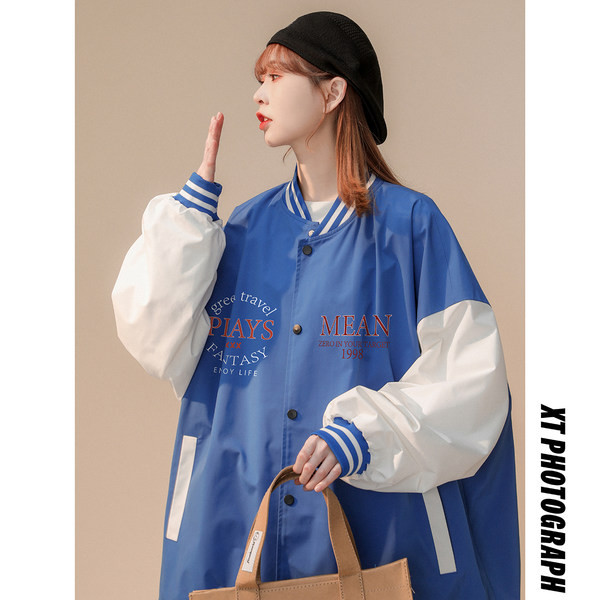 Női őszi kabát bő mintával, gombokkal