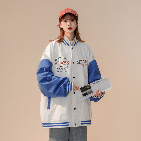 Női őszi kabát bő mintával, gombokkal