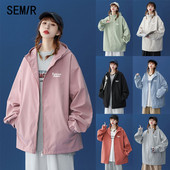 Ležerna sportska jakna u različitim bojama s kapuljačom i džepom