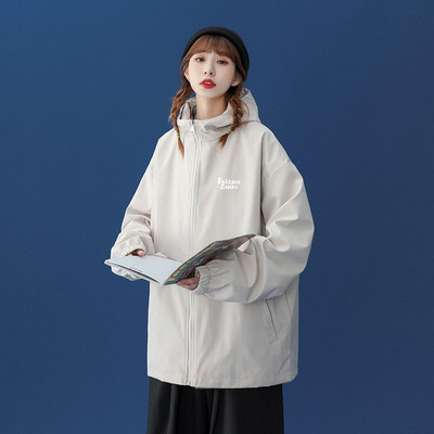 Ležerna sportska jakna u različitim bojama s kapuljačom i džepom