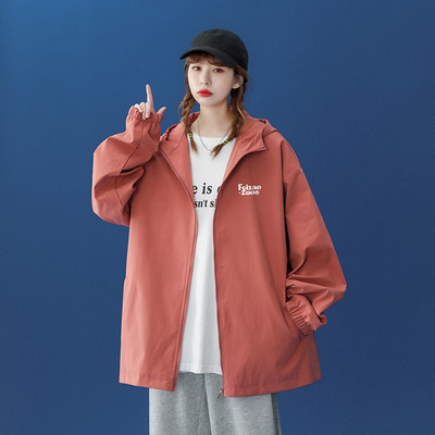 Ležerna sportska jakna u različitim bojama s kapuljačom i džepom