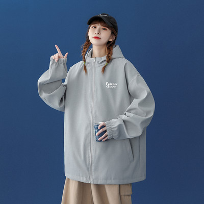 Ležerna sportska jakna u različitim bojama s kapuljačom i džepom