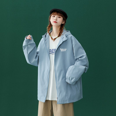 Ležerna sportska jakna u različitim bojama s kapuljačom i džepom