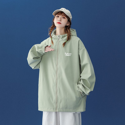 Ležerna sportska jakna u različitim bojama s kapuljačom i džepom