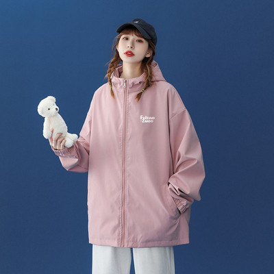 Ležerna sportska jakna u različitim bojama s kapuljačom i džepom