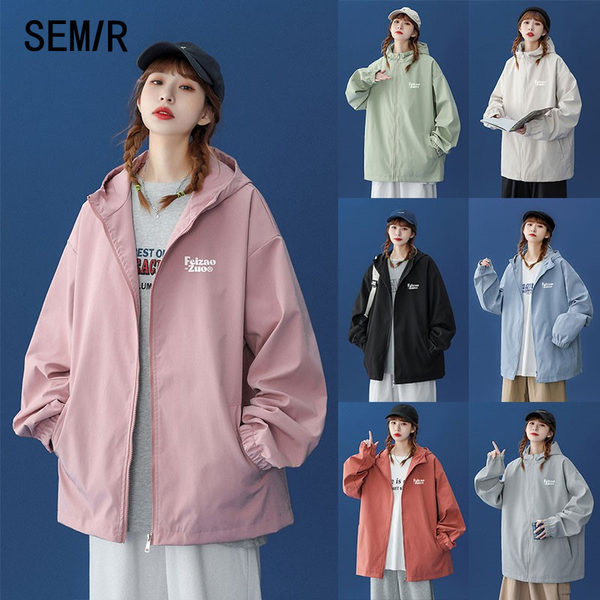 Ležerna sportska jakna u različitim bojama s kapuljačom i džepom