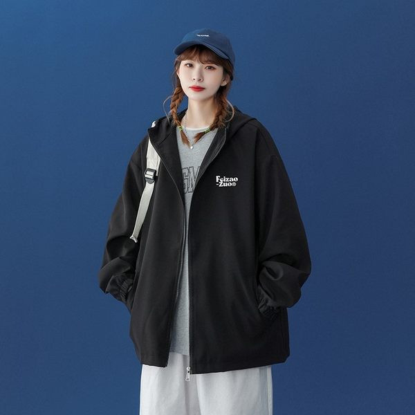 Ležerna sportska jakna u različitim bojama s kapuljačom i džepom