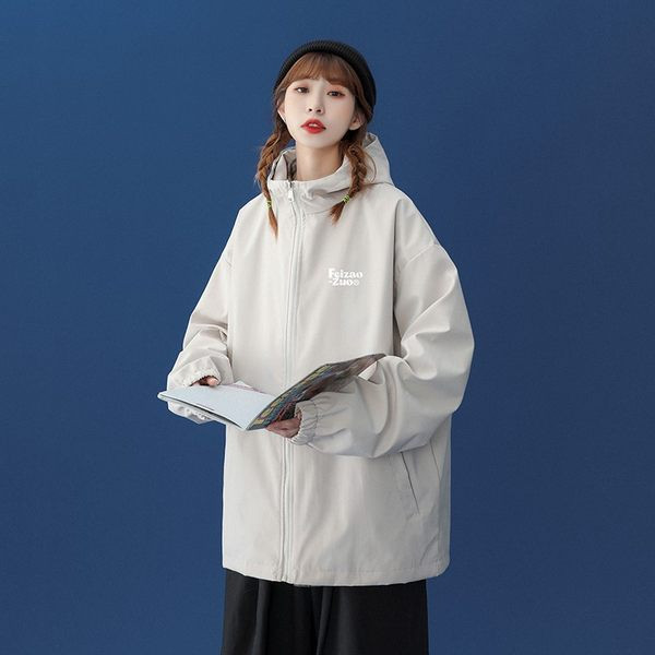 Ležerna sportska jakna u različitim bojama s kapuljačom i džepom