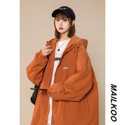 Alkalmi női kabát nagy gallérral és kapucnival