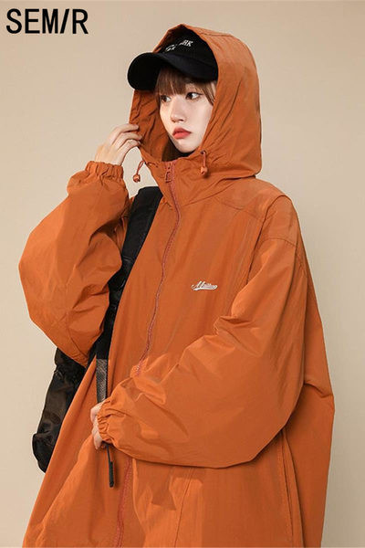 Alkalmi női kabát nagy gallérral és kapucnival