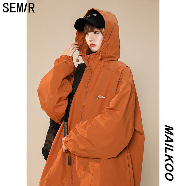 Alkalmi női kabát nagy gallérral és kapucnival