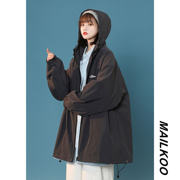 Alkalmi női kabát nagy gallérral és kapucnival