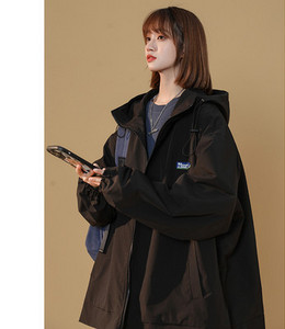 Φαρδύ αθλητικό μοντέλο μπουφάν με φερμουάρ