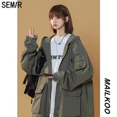 Női alkalmi kabát kapucnival és nagy zsebbel