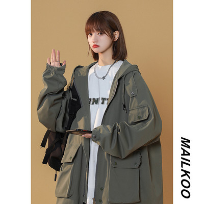 Női alkalmi kabát kapucnival és nagy zsebbel