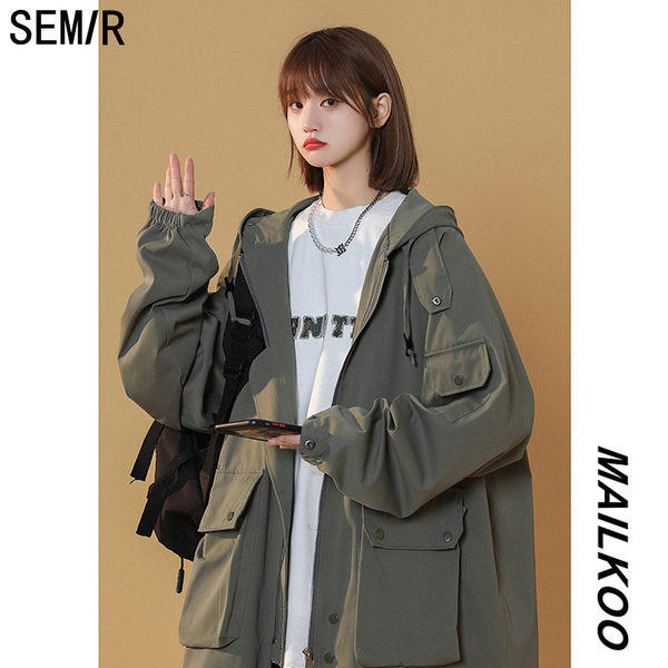 Női alkalmi kabát kapucnival és nagy zsebbel